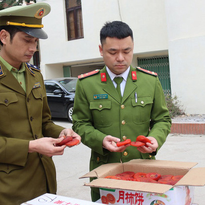 Cận tết, hàng tấn hồng sấy dẻo tìm đường vào Việt Nam tiêu thụ