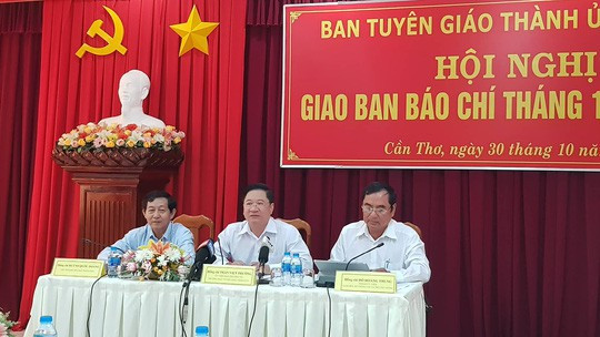 Cần Thơ họp báo lần 2 vụ đổi 100 USD bị phạt 90 triệu đồng