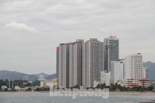 Cao ốc, khách sạn chọc trời đua nhau 'che' mặt biển Nha Trang