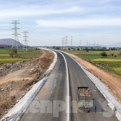 Cao tốc Vĩnh Hảo - Phan Thiết sắp xong vẫn 'mòn mỏi' chờ đất đắp nền