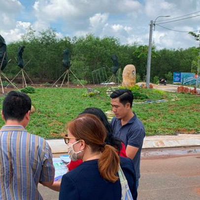 Câu cửa miệng trên thị trường bất động sản hiện nay “bán hộ anh đi, anh cũng cố gắng lắm rồi”