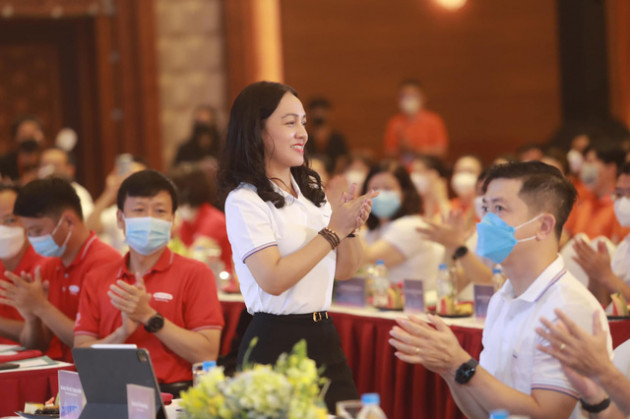 CEO Sacombank Nguyễn Đức Thạch Diễm: Tôi có cả lợi thế của phụ nữ và đàn ông khi điều hành ngân hàng - Ảnh 5.