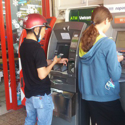 Chật vật rút tiền từ máy ATM ngày cận Tết