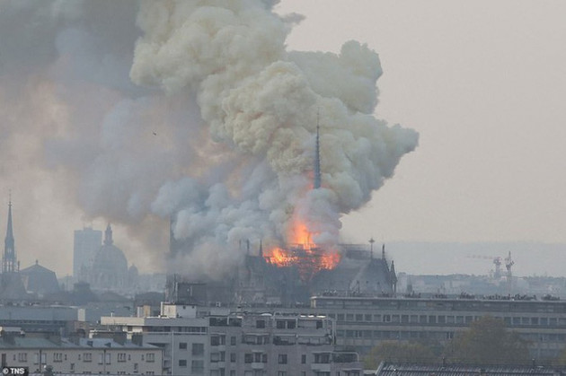  Cháy Nhà thờ Đức Bà ở Paris: Vì sao không thể chữa cháy từ trên không? - Ảnh 2.