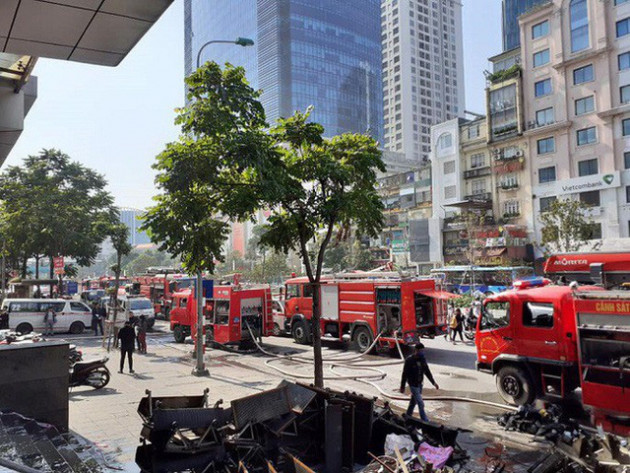  Cháy tại tòa nhà cao tầng chi nhánh ngân hàng BIDV, khoảng 60 người thoát ra ngoài an toàn - Ảnh 2.