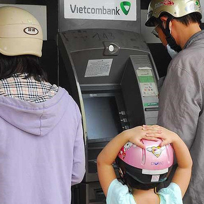 Chi hàng ngàn tỉ làm thẻ ATM mới: Khách hàng có phải gánh?