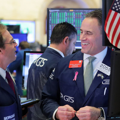 Chờ đợi kết quả của cuộc bầu cử tại Georgia, Dow Jones chạm đỉnh mới, có lúc bật tăng hơn 600 điểm