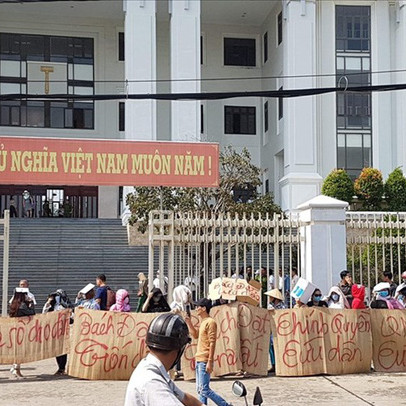 Chủ dự án vắng trong vụ kiện đòi đất nền, hàng trăm người dân bức xúc