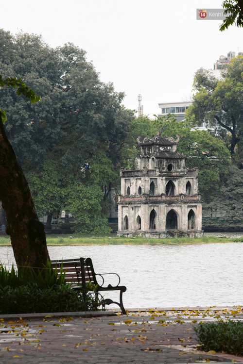 Chùm ảnh: Hà Nội đón mưa dày hạt do không khí lạnh, đường phố càng thêm vắng vẻ giữa những ngày cách ly xã hội - Ảnh 22.