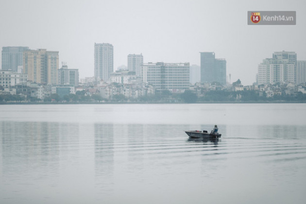 Chùm ảnh: Hà Nội đón mưa dày hạt do không khí lạnh, đường phố càng thêm vắng vẻ giữa những ngày cách ly xã hội - Ảnh 7.