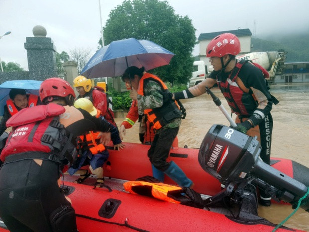 Chùm ảnh: Mưa lũ kỷ lục càn quét Trung Quốc, nhiều ngôi nhà bị nhấn chìm khiến người dân buộc phải di tản - Ảnh 5.