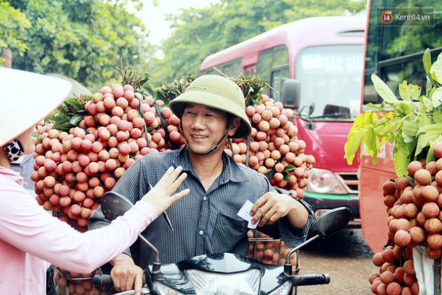 Chùm ảnh: Người dân Bắc Giang ùn ùn đi bán vải, đường phố ùn tắc hàng km - Ảnh 11.