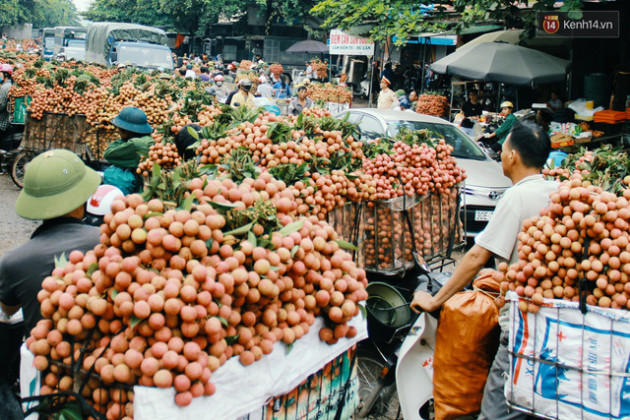 Chùm ảnh: Người dân Bắc Giang ùn ùn đi bán vải, đường phố ùn tắc hàng km - Ảnh 6.