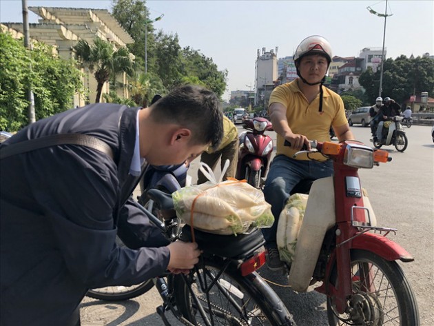 Chùm ảnh: Người Hà Nội nhiệt tình giải cứu củ cải cho nông dân - Ảnh 5.