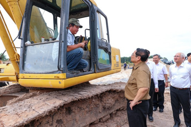 Chùm ảnh: Thủ tướng khảo sát một số dự án hạ tầng giao thông trọng điểm tại Bình Dương - Ảnh 9.