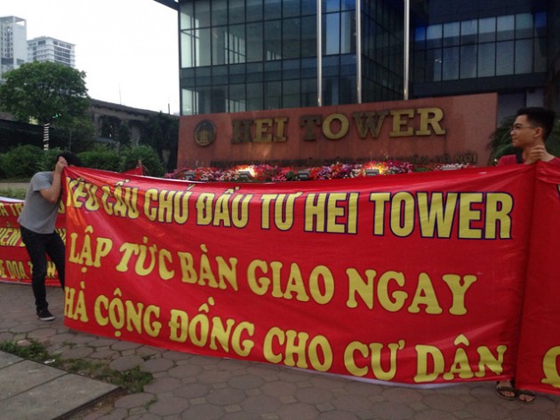 Chung cư cao cấp Hei Tower có vấn đề về PCCC, cư dân tràn ra đường căng băng rôn phản đối chủ đầu tư - Ảnh 1.