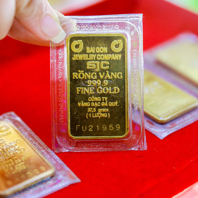 Chứng khoán lao dốc, giá vàng trong nước tăng mạnh, vượt mốc 62 triệu đồng/lượng