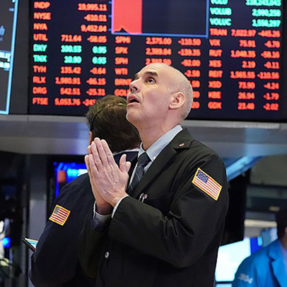 Chứng khoán Mỹ chìm trong biển lửa, Dow Jones có lúc mất gần 1.000 điểm