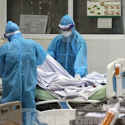 Chuyện 10 người Việt, trong đó có cựu chiến binh 70 tuổi, tình nguyện hiến phổi cứu phi công người Anh mắc Covid-19 lên báo nước ngoài