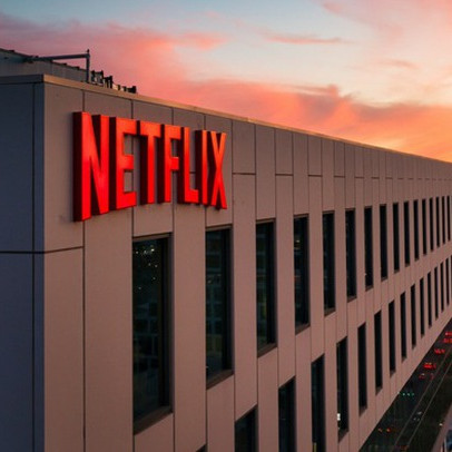 Chuyện gì đang xảy ra với Netflix: Ông hoàng streaming từ đối thủ vượt cả Disney giờ teo tóp, giá cổ phiếu giảm 67% chỉ sau 1 năm