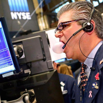 Có lúc giảm gần 550 điểm, Dow Jones phục hồi mạnh mẽ cuối phiên