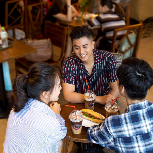 Có một thế hệ đang lưu giữ nét đẹp việt qua từng ly cà phê pha Phin - Ảnh 2.