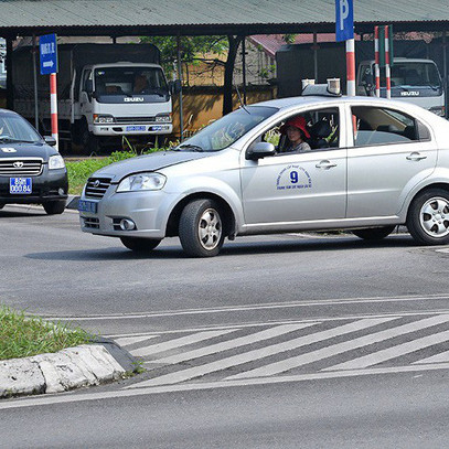 Có nên “chia đôi” Luật Giao thông đường bộ?