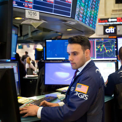 Cổ phiếu công nghệ bị bán tháo ngày càng mạnh, Dow Jones mất hơn 300 điểm