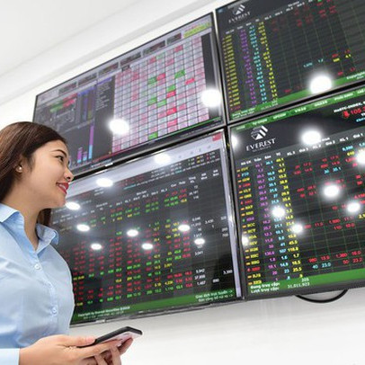 Cổ phiếu ngân hàng bứt phá, VN-Index tăng hơn 7 điểm