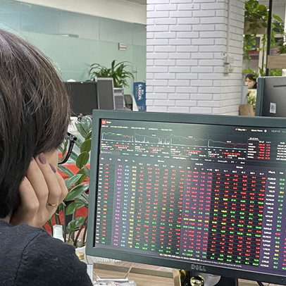 Cổ phiếu ngân hàng giảm mạnh phiên thứ 2 liên tiếp, VPB ngược dòng tăng vọt hơn 3%