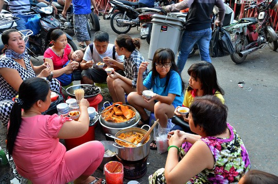 Cơ quan thuế lý giải việc đưa xe ôm, quán cóc vào "tầm ngắm"