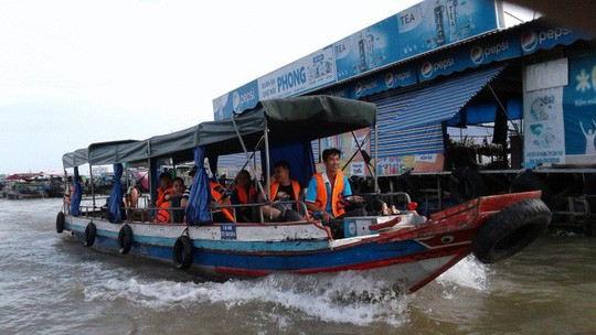 “Cò” tàu du lịch vẫn tung hoành ở Cần Thơ - Ảnh 1.