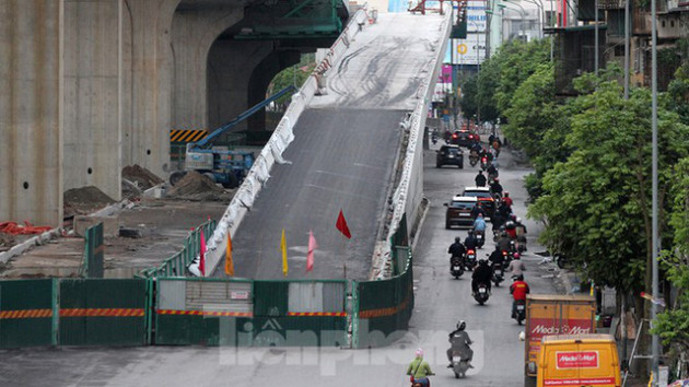 Công nhân đeo khẩu trang căng sức làm việc trên công trường đường vành đai 2 - Ảnh 4.