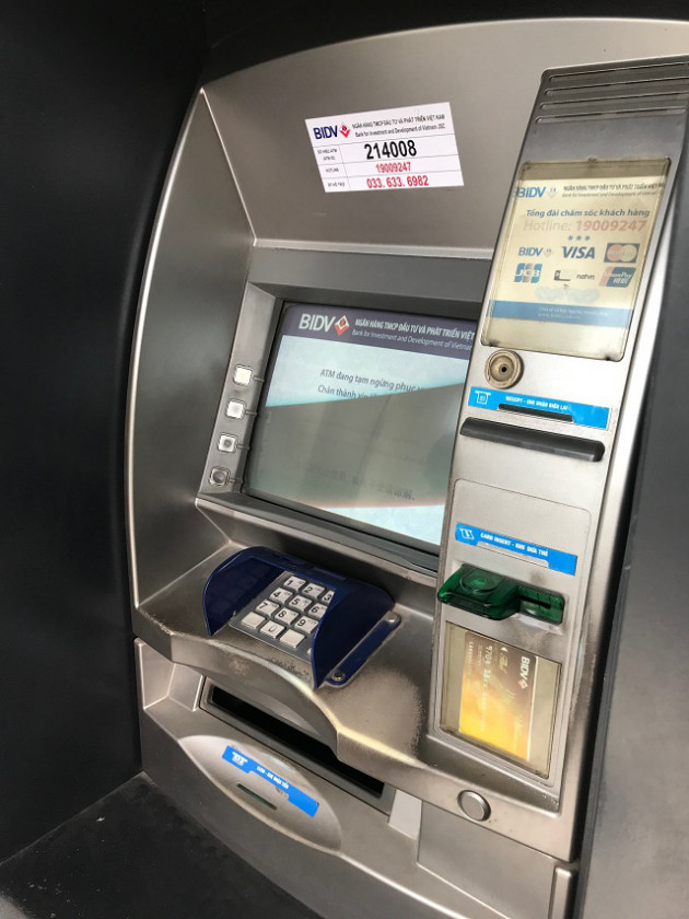 Công nhân khu công nghiệp chen chúc xếp hàng chờ rút tiền tại ATM - Ảnh 2.