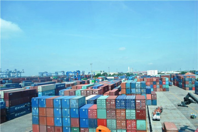 Container rỗng bớt khan hiếm, giá cước vận tải quốc tế vẫn neo cao