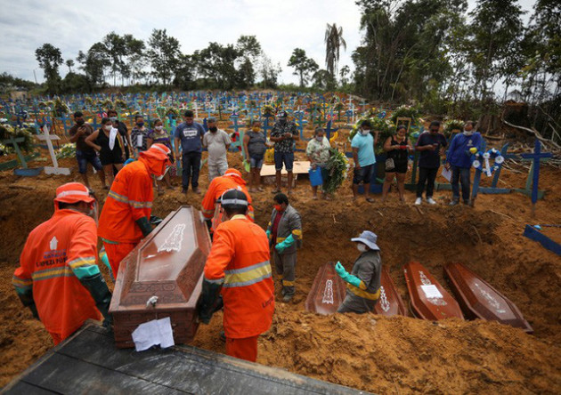  Covid-19: Tổng thống Brazil chống dịch như đùa, các nước láng giềng toát mồ hôi lạnh - Ảnh 2.