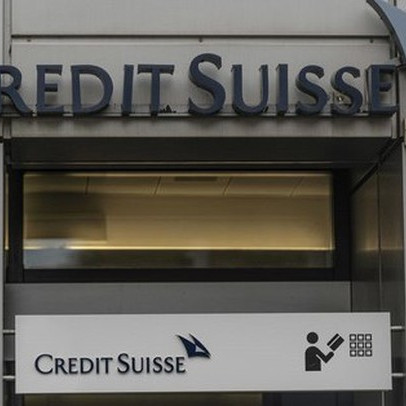 Credit Suisse sau 1 tuần đầy trắc trở: Khách hàng giàu có sợ hãi đòi rút tiền, các đối thủ 'thừa nước đục thả câu'