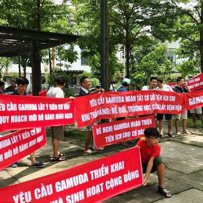 Cư dân căng băng rôn phản đối Gamuda Gardens lật kèo