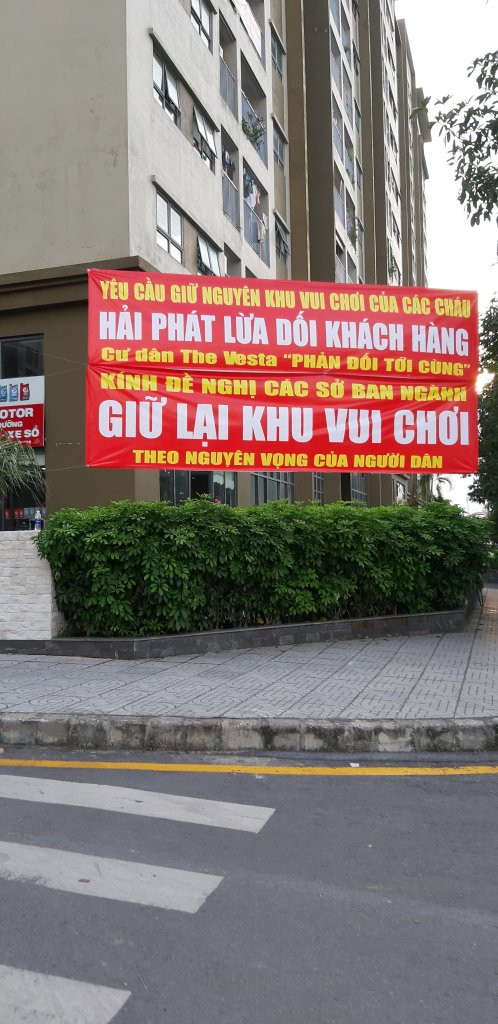 Cư dân chung cư The Vesta tố Hải Phát lừa dối khách hàng khi bán xong nhà thì phá sân chơi trẻ em xây bãi đậu xe - Ảnh 4.