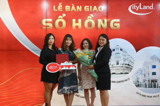 Cư dân CityLand tiếp tục nhận bàn giao sổ hồng - Ảnh 1.