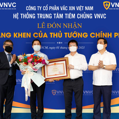 "Cú liều" 30 triệu USD của VNVC và Bằng khen của Chính phủ cho đơn vị đầu tiên đưa vaccine Covid-19 về Việt Nam