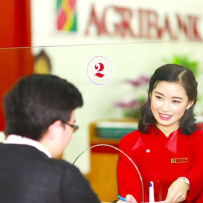 Cùng là ông lớn ngân hàng vốn nhà nước, nhưng Agribank vừa tiên phong miễn phí chuyển tiền cho khách hàng, trong khi Vietcombank, Vietinbank, BIDV vẫn cặm cụi "nhặt tiền lẻ"