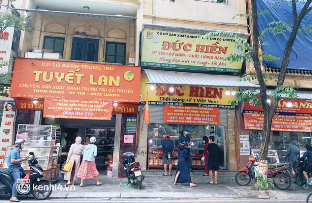 Đại chiến bánh Trung thu ngày cuối cùng: Có người mua liền lúc 44 chiếc, ai cũng tranh thủ hốt nốt - Ảnh 3.