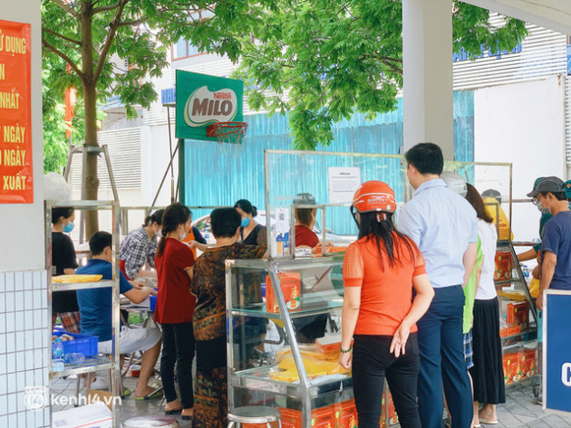 Đại chiến bánh Trung thu ngày cuối cùng: Có người mua liền lúc 44 chiếc, ai cũng tranh thủ hốt nốt - Ảnh 6.