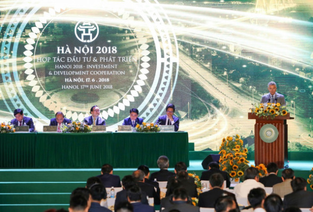 Đại Học Anh Quốc Việt Nam nhận cờ thi đua của Ủy ban nhân dân Hà Nội - Ảnh 2.