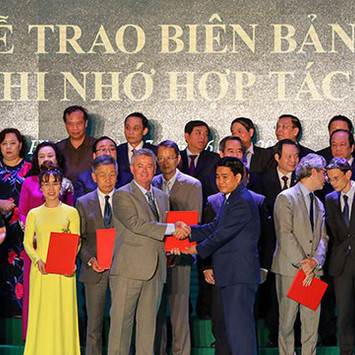 Đại Học Anh Quốc Việt Nam nhận cờ thi đua của Ủy ban nhân dân Hà Nội