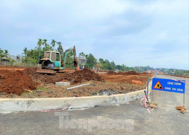 Đại lộ nghìn tỷ ngổn ngang ngày thông xe: Chủ đầu tư nói một đằng, nhà thầu bảo một nẻo - Ảnh 1.