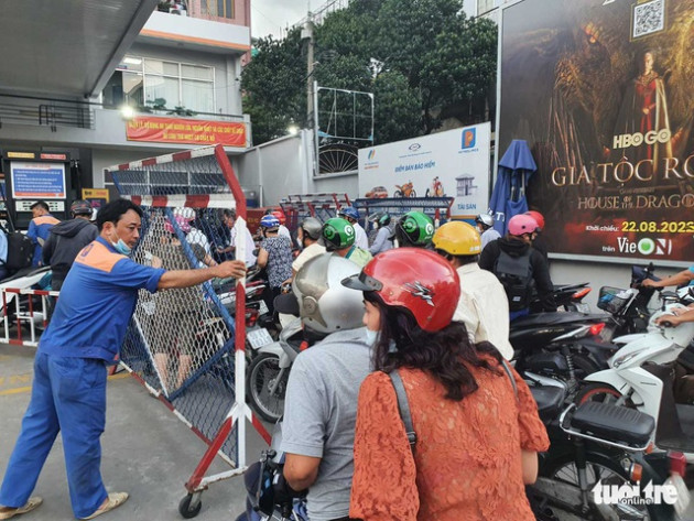 Dầm mưa cả tiếng, đi 5km, tới ba cây xăng mới đổ được xăng - Ảnh 2.