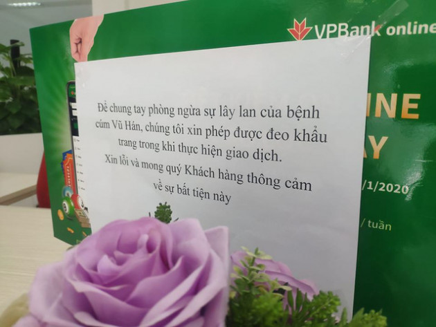 Dân công sở ngày đầu đi làm giữa tâm bão virus viêm phổi cấp Corona: Nhân viên ngân hàng, CTCK đeo khẩu trang phục vụ khách, có doanh nghiệp cho nhân viên làm việc online 2 tuần - Ảnh 1.