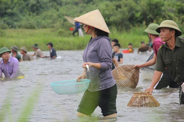 Dân Hà Tĩnh hò vang trời ào xuống đầm bắt cá cầu may - Ảnh 10.